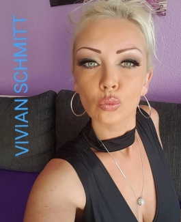 Vivian Schmitt - Bild 1 von 3