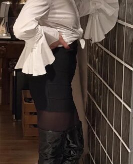 Schweizer Domina Jenna Rouge