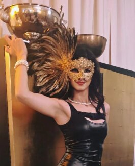 Schweizer Domina Jenna Rouge - Bild 5 von 5