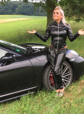 FETISCH GIRL CORA - Bild 1 von 9