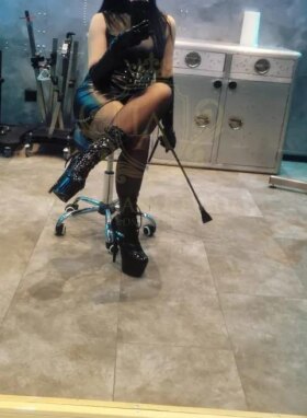 Miss Bathory - Bild 1 von 8