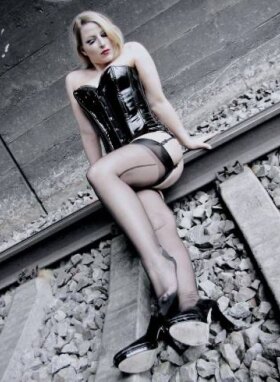 Mistress Ofhelia - Bild 4 von 17