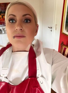 Mistress Ofhelia - Bild 2 von 17