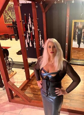 Mistress Ofhelia - Bild 9 von 17