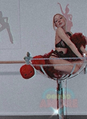 Skinny Tänzerin Angelique - Bild 1 von 2